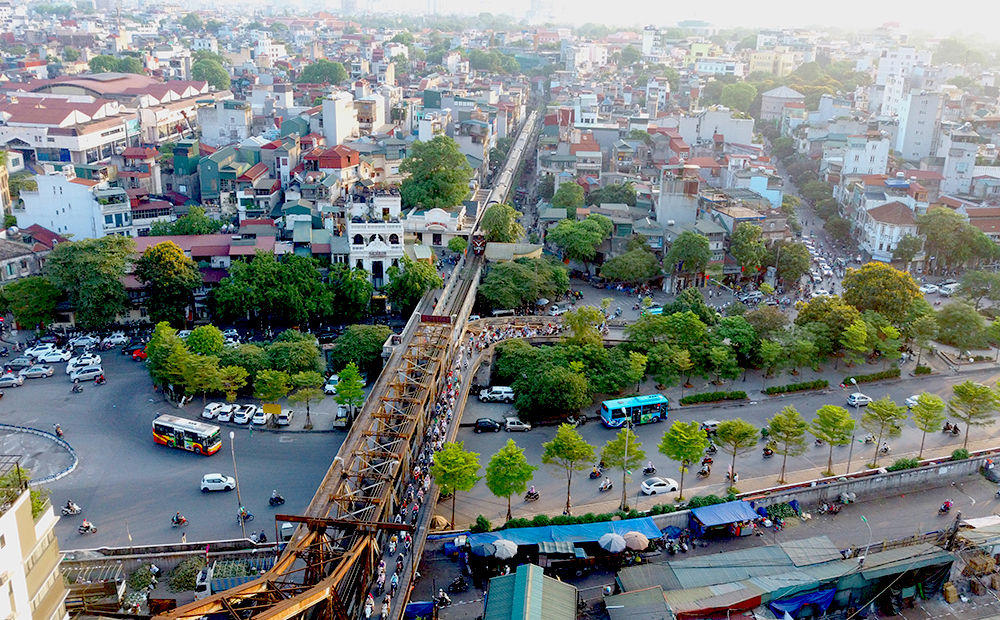 Hanoi-Long Bien Bridge- adventuretoursdotvn