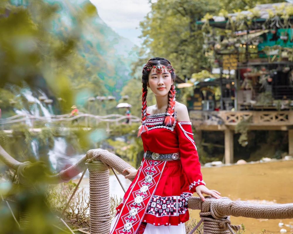 The creation of Cat Cat Village traditional clothes involves a series of intricate and time-honored techniques (Source: Vietnam Trust Car Rental)