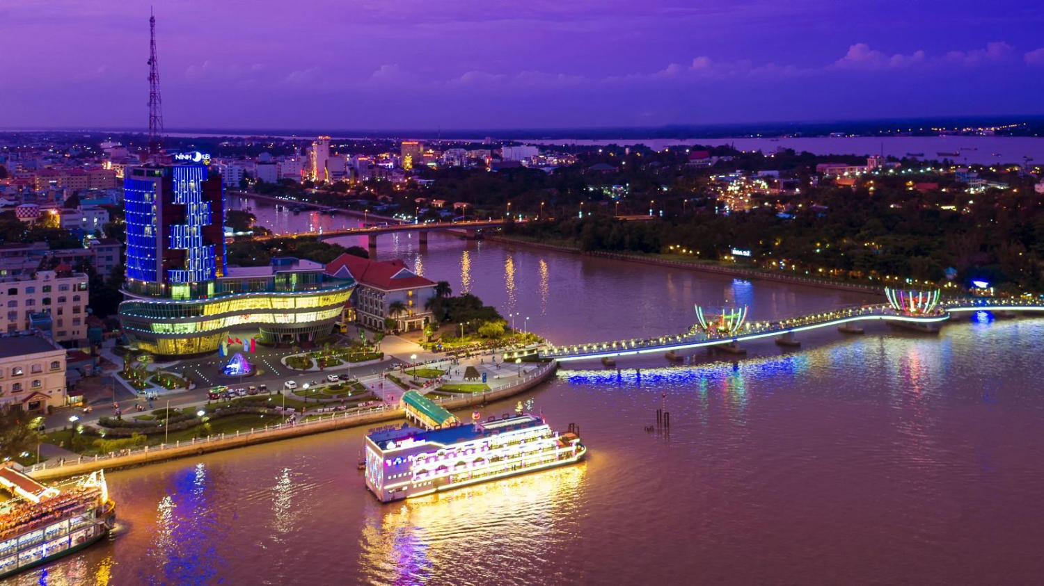 The best time to visit Ninh Kieu wharf is from November to April (source: Vinpearl) Best time to visit