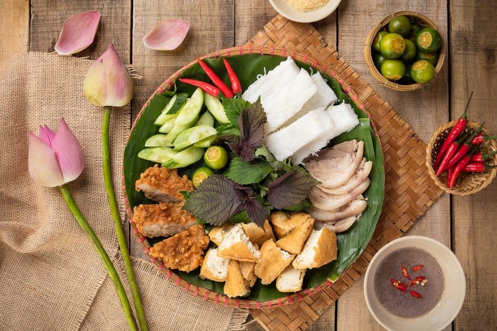 Visit famous restaurants near Hanoi Opera House (Source: Dau Homemade)