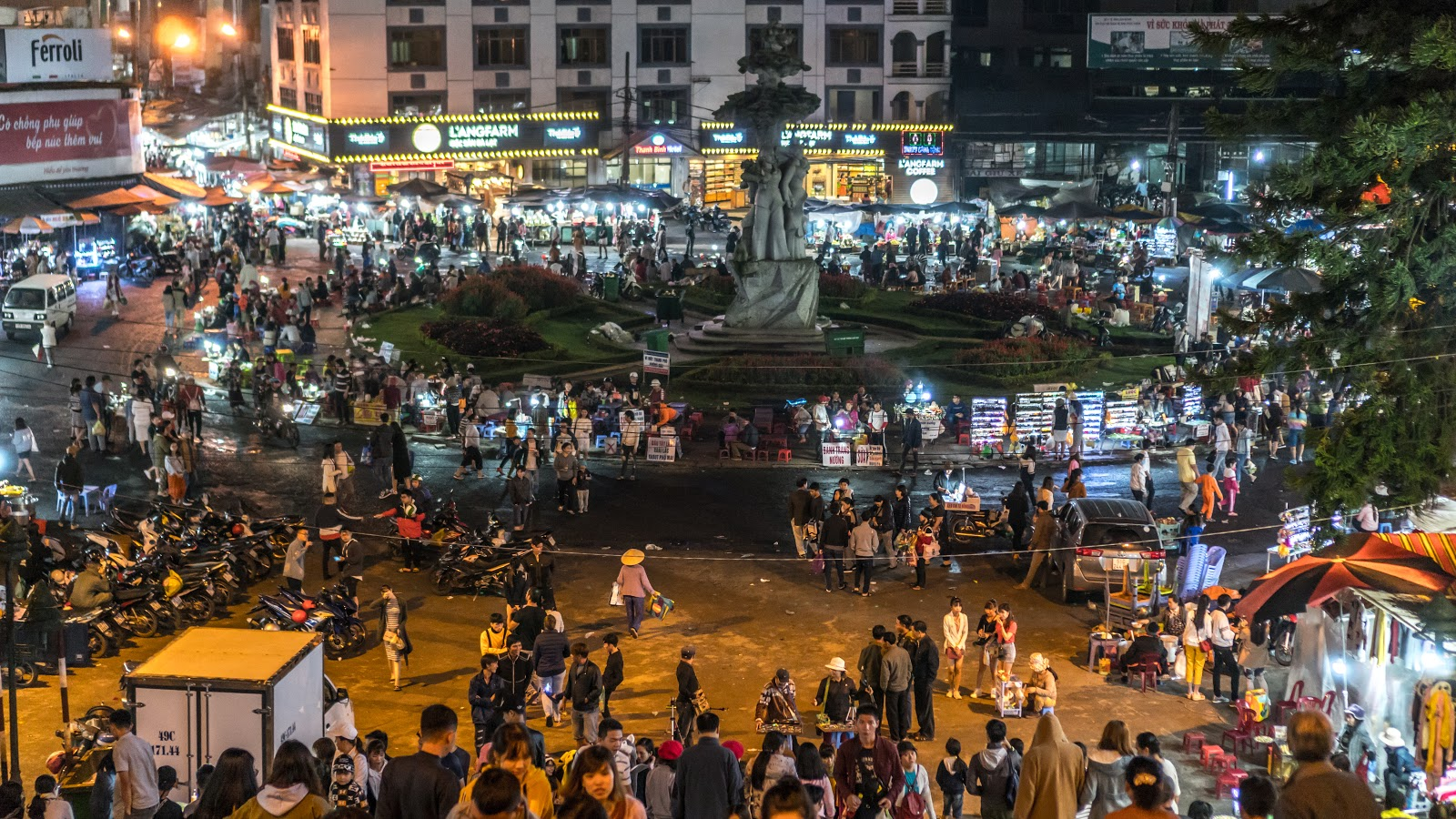 Vibrant atmosphere of Dalat night market (source: sao la vietnam)