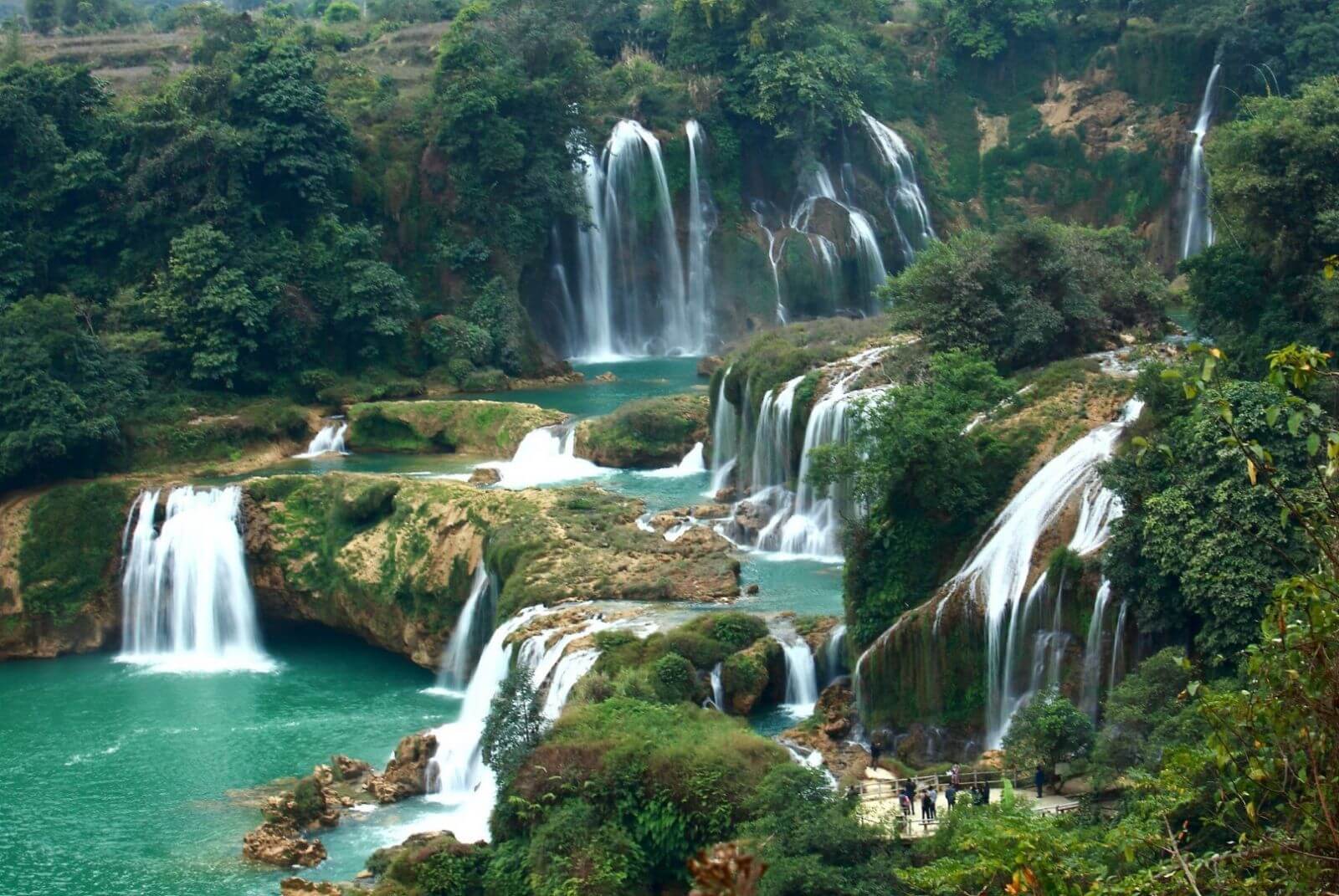 The dramatic 200-meter cascade that sparkles like silver under the sunlight (Source: YESD Travel)